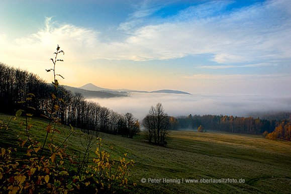 Foto von Peter Hennig PIXELWERKSTATT Nebel im Tal zwischen Oybin und Waltersdorf